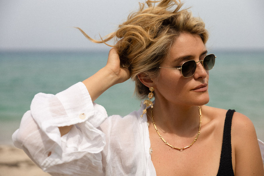 Daphne Oz wearing gold bar necklace by Soru Jewellery 