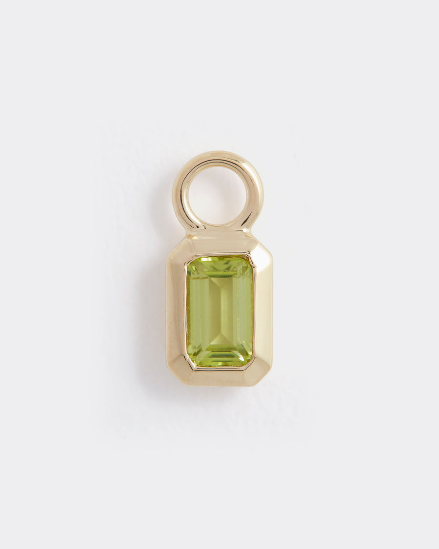 Soru Jewellery peridot birthstone charm in 14k gold, product shot